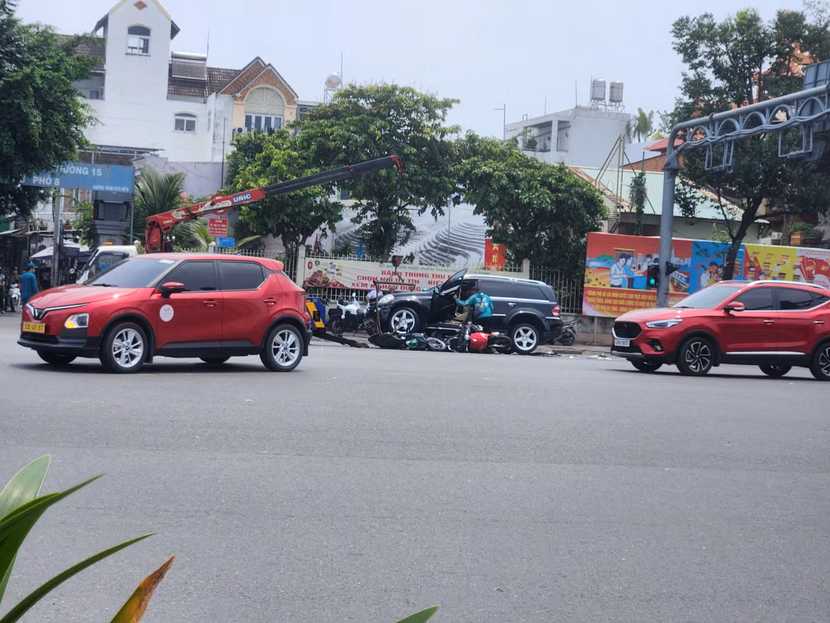 Theo nữ nhân chứng, nhiều người đi xe máy sau tai nạn đã rời khỏi hiện trường do chỉ bị thương nhẹ. Tại hiện trường, 3 xe máy nằm dưới bánh ô tô, các phương tiện bị hư hỏng, biến dạng.