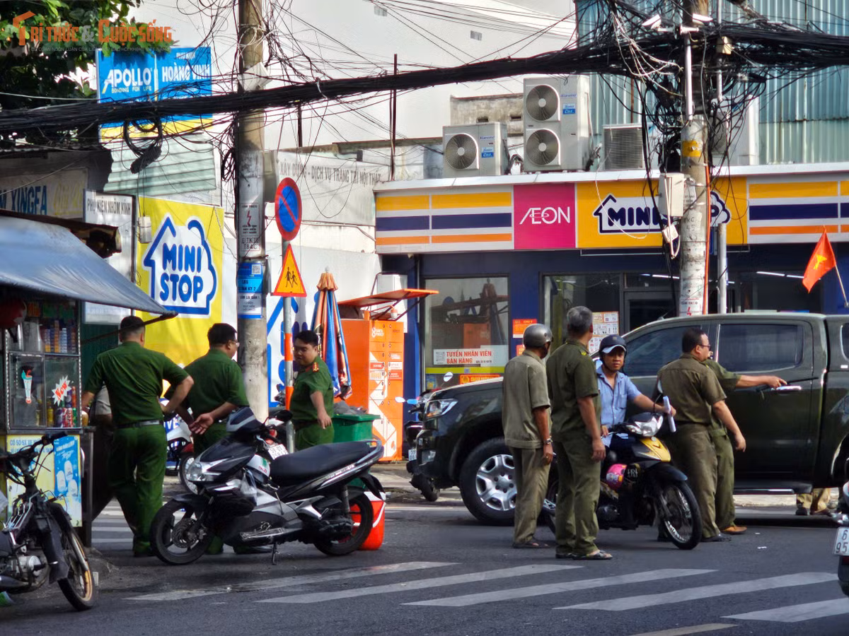 Trước đó, vào sáng sớm cùng ngày, lửa bất ngờ bùng phát tại khách sạn Thùy Dương đường Tân Kỳ Tân Quý. Khách sạn có quy mô một trệt, một lửng, 4 lầu và sân thượng với 19 phòng. Thời điểm xảy ra hỏa hoạn, khói đen nhanh chóng bốc cao, bao trùm các tầng khiến nhiều người bên trong mắc kẹt, kêu cứu.