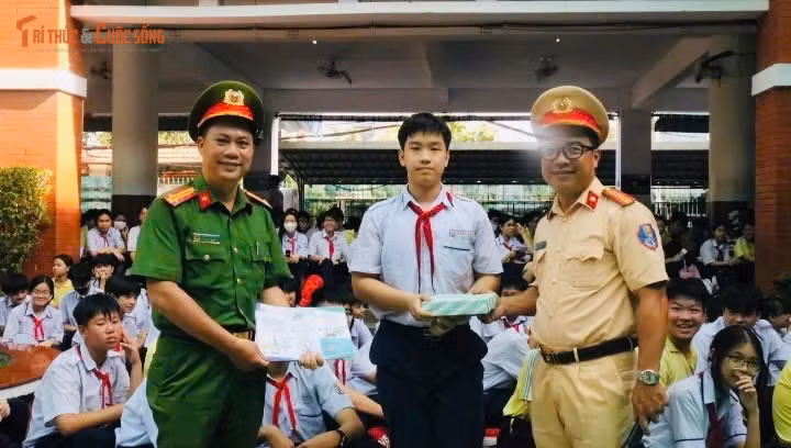 CSGT Đa Phước quán triệt học sinh, khuyến cáo phụ huynh cần chấp hành nghiêm các quy định về trật tự, ATGT... liên quan đến xe đạp điện.