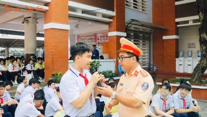 CSGT khuyến cáo các em tuyệt đối không độ, chế xe đạp điện; không thay đổi động cơ, pin trái phép; trang bị và sử dụng mũ bảo hiểm đạt chuẩn khi đi xe máy hoặc xe đạp điện.; không chở quá số người quy định; không sử dụng điện thoại khi điều khiển phương tiện. Nhà trường cần tăng cường giáo dục, đưa nội dung phân biệt xe đạp điện - xe máy điện - mô tô điện vào hoạt động ngoại khoá.