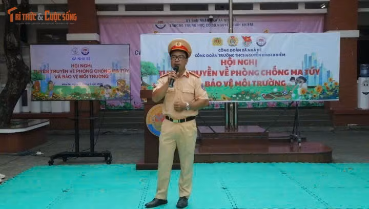 Thiếu tá Phan Thành Nghĩa, Bí thư Chi đoàn Trạm CSGT Đa Phước đã thực hiện việc tuyên truyền về ATGT đến với hàng nghìn em học sinh...
