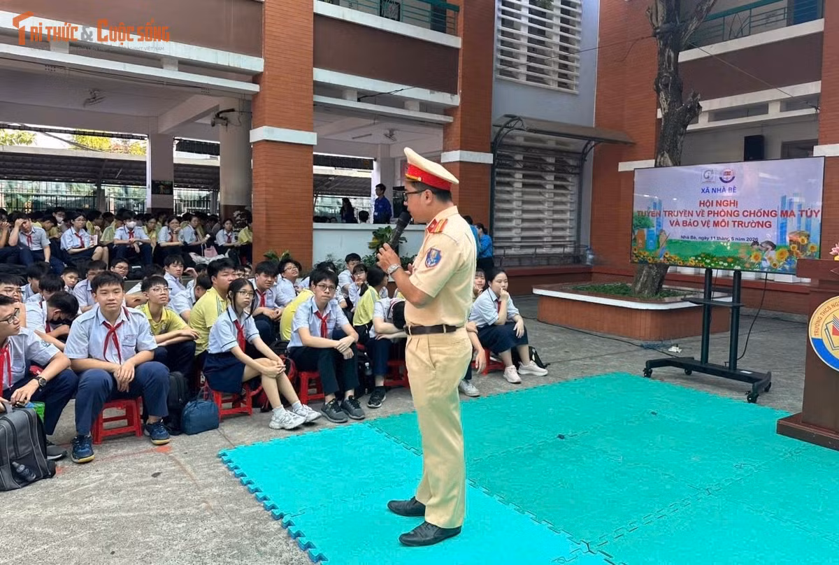 Ngày 11/5, Trạm CSGT Đa Phước (Phòng CSGT Công an TP HCM -PC08) và Công an xã, Công đoàn cơ sở xã Nhà Bè đã tổ chức chương trình tuyên truyền An toàn giao thông (ATGT) và phòng chống ma tuý, bạo lực học đường...