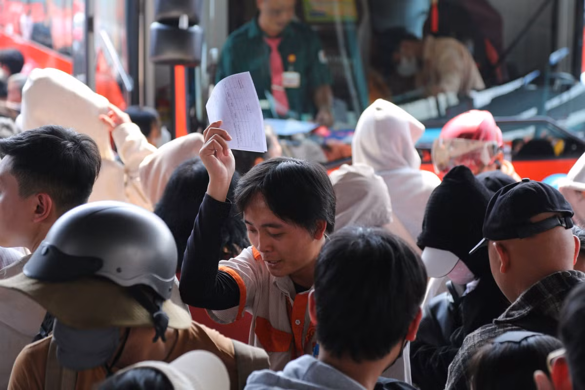 Một số khu vực khách đứng, ngồi chật như nêm. Các lối đi ra xe, hành khách phải luồn lách, chen chúc nhau cùng hành lý lỉnh kỉnh để tìm đúng vị trí xe khách đậu.