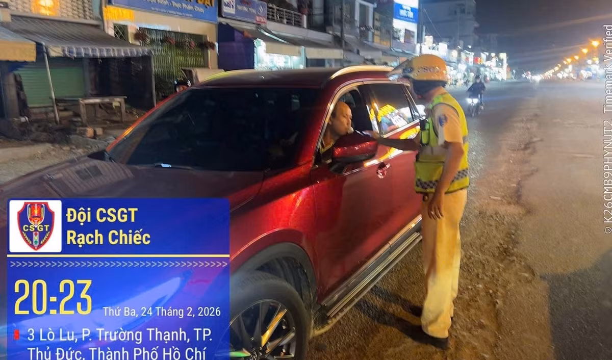 Một lái xe ô tô được kiểm tra và không vi phạm nồng độ cồn.