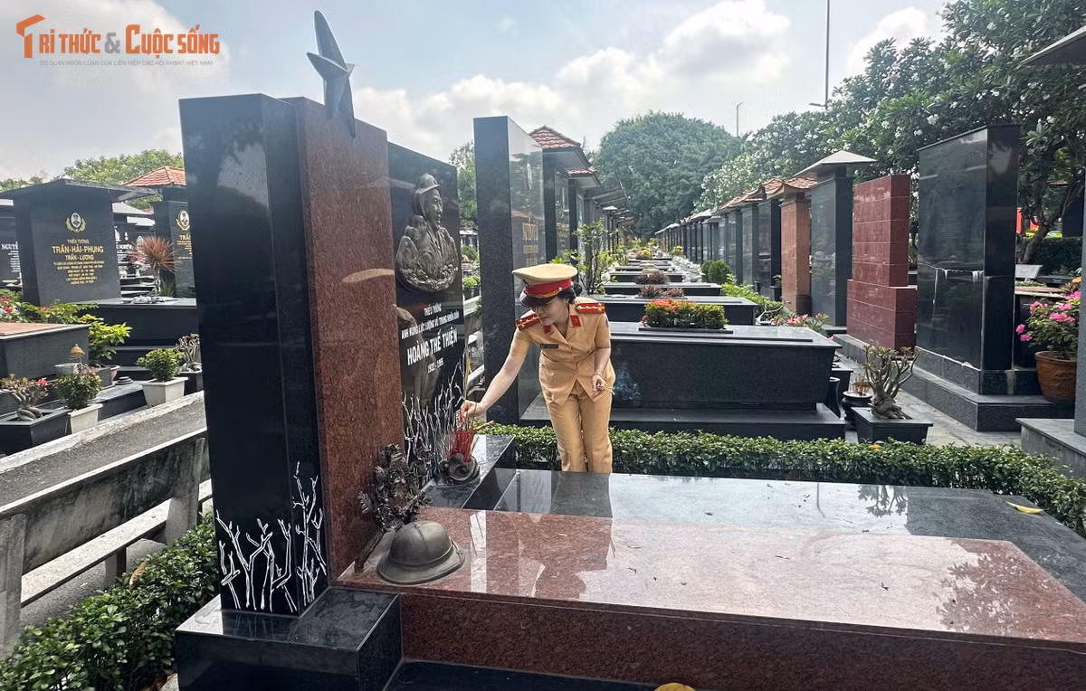 Nữ CSGT thắp nhang phần mộ tại Nghĩa trang TP HCM.