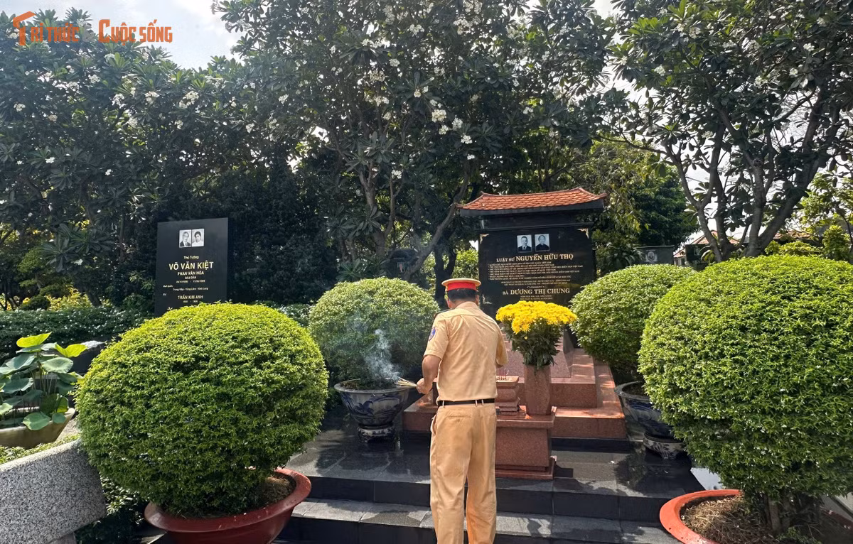 CSGT viếng mộ phần Cố Chủ tịch nước Nguyễn Hữu Thọ.