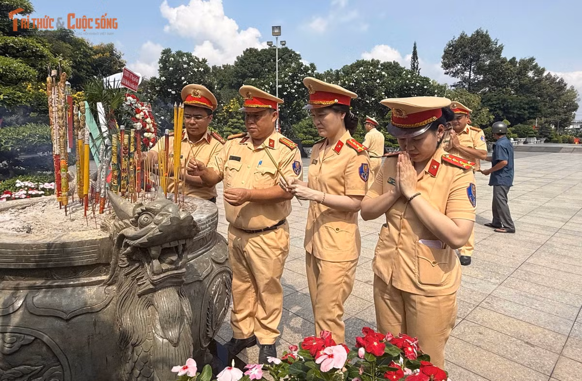 Ngày nay khi trãi qua hơn nửa thế kỷ đất nước Hoà Bình, lực lượng Công an TP HCM nói chung, CSGT TP HCM nói riêng đã tiếp bước truyền thống của những bậc Anh hùng, đã ra sức giữ bình yên cuộc sống cho TP mang tên Bác Hồ kính yêu.