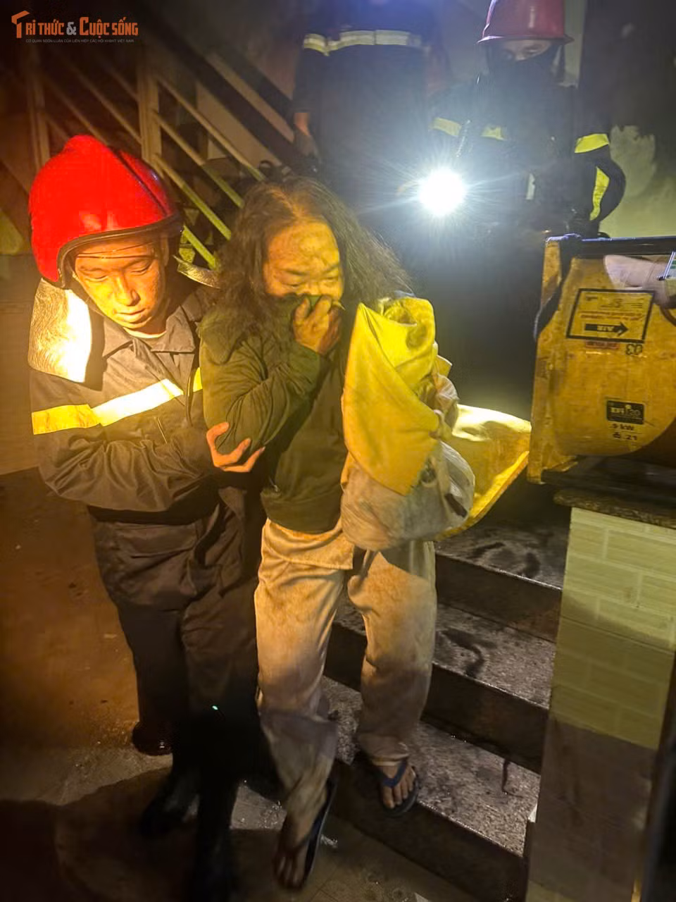 Lực lượng chức năng đã hướng dẫn và giải cứu an toàn 26 người ra ngoài. Trong đó, 7 người được đưa đi kiểm tra sức khỏe tại cơ sở y tế. Tuy nhiên, vụ hỏa hoạn khiến 2 người tử vong.