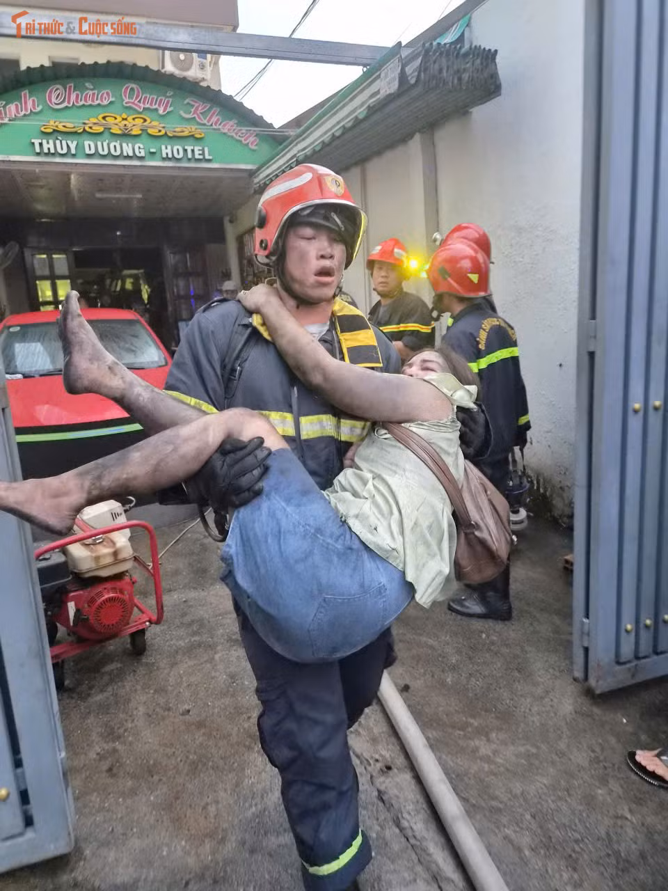 Cảnh sát giải cứu các nạn nhân ra khỏi khách sạn cháy