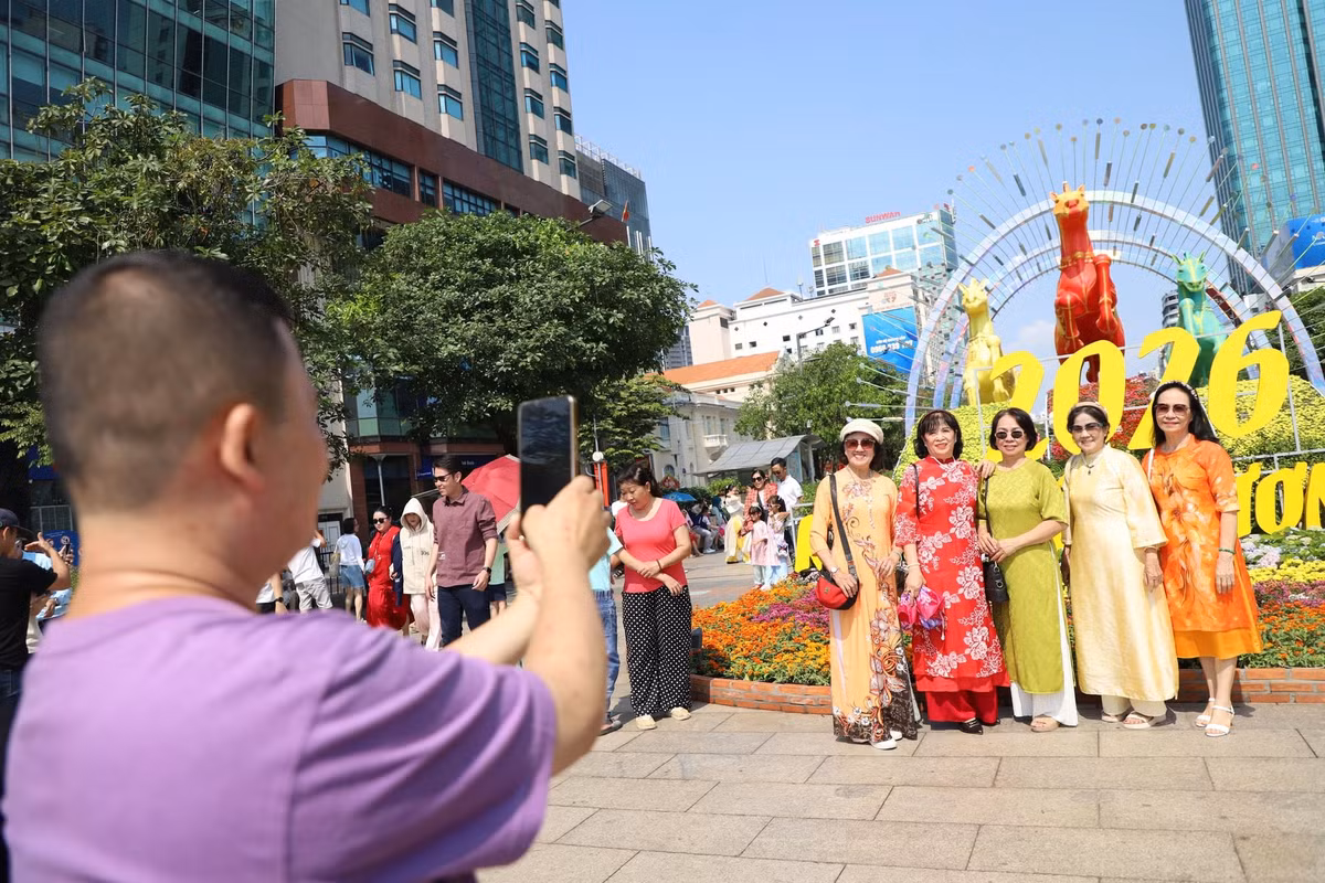 Linh vật ngựa của Tết Bính Ngọ tiếp tục là tâm điểm, thu hút hàng nghìn lượt khách đến “check-in” dù kỳ nghỉ đã dần khép lại.