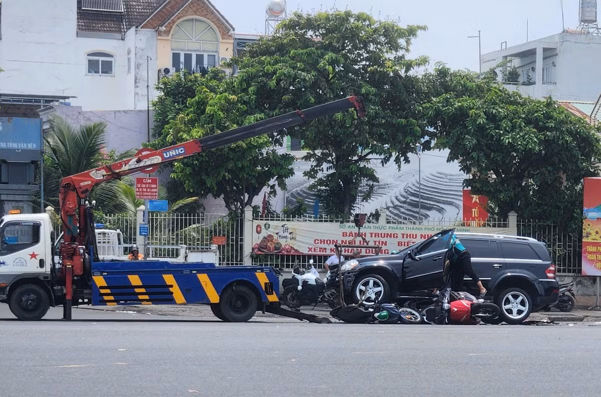 Thông tin ban đầu, vào khoảng thời gian trên dòng xe máy lưu thông trên đường Trường Chinh hướng từ vòng xoay Lăng Cha Cả về An Sương. Khi đến đoạn đối diện cổng Khu công nghiệp Tân Bình, nhiều người đi xe máy dừng chờ đèn đỏ để qua đường thì bị ô tô Mercedes lưu thông cùng chiều phía sau lao tới tông.