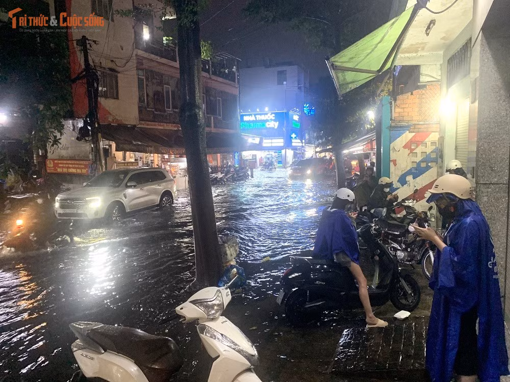 Lỡ đi vào vùng nước ngập, nhiều người không thoát ra được nên đẩy xe lên vỉa hè gọi người thân cầu cứu. “Em gọi anh trai đến chạy xe máy về nhưng anh cũng đang bị xe chết máy vì đường ngập nước”, cô gái tên Thủy cho biết.