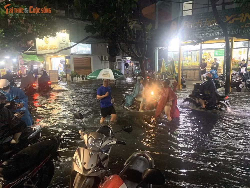 Nước ngập sâu khiến giao thông trên đường Phạm Văn Xảo gặp nhiều khó khăn.