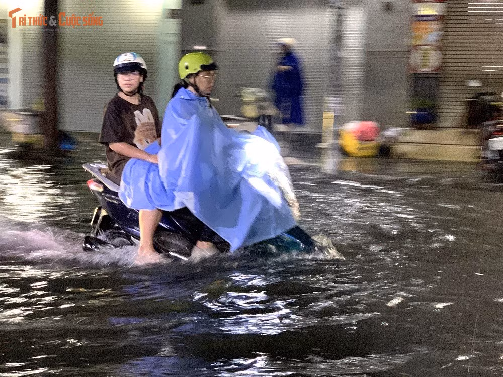 Đến 19h30, nhiều đoạn đường Phạm Văn Xảo vẫn còn ngập sâu.