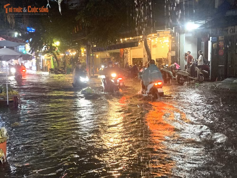 Từ chiều đến tận khuya ngày 10/9, mưa lớn kéo dài đổ xuống nhiều khu vực ở TP HCM khiến hàng loạt tuyến đường chìm trong biển nước, phương tiện bị chết máy.