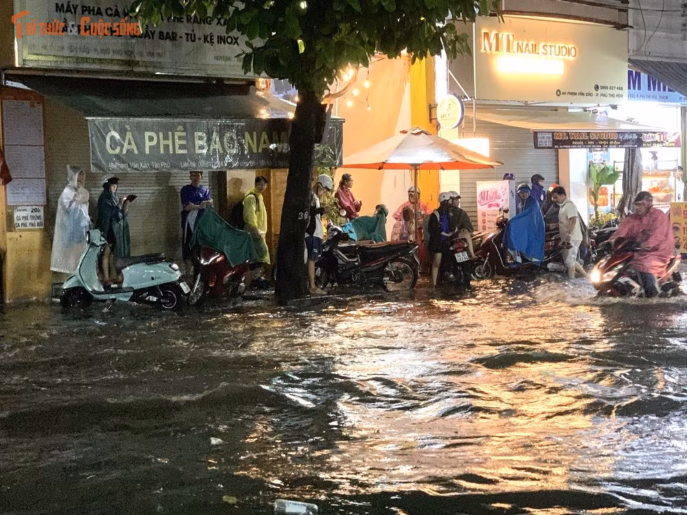“Em chờ hơn 40 phút rồi mà nước rút chậm quá dù mưa đã tạnh. Ráng chờ thêm chút nữa đường rút hết nước mới dám về, em sợ dắt bộ xe chết máy lắm”, Nguyễn Lan Anh, ngụ phường Bình Tân chia sẻ.