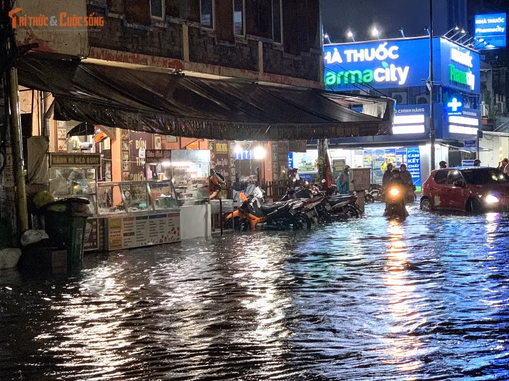 Theo Đài Khí tượng thủy văn khu vực Nam bộ, do mây đối lưu phát triển gây mưa dông trên nhiều khu vực ở TP HCM. Lượng mưa phổ biến từ 10-35mm, có nơi trên 40mm.
