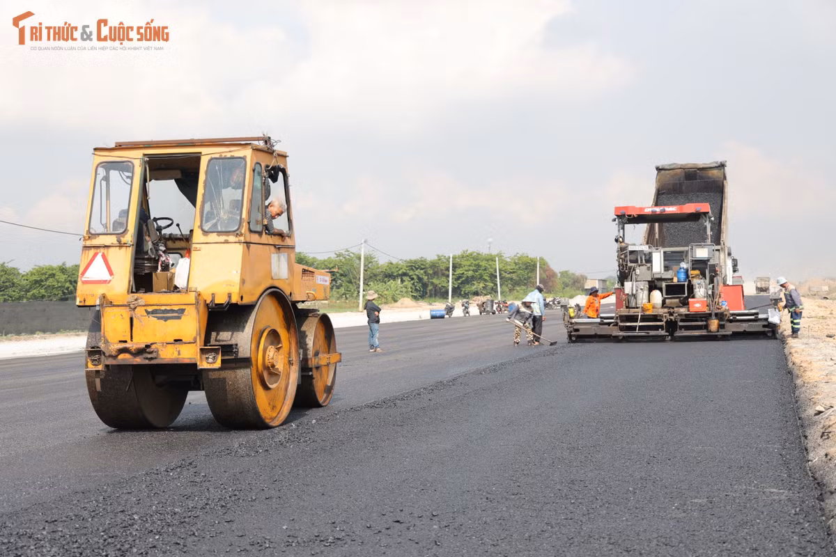 Bên cạnh kết quả đạt được, dự án vẫn đang đối mặt với áp lực lớn từ biến động giá nhiên liệu và vật liệu xây dựng. Giá dầu tăng kéo theo chi phí khai thác, vận chuyển vật liệu như cát, đá, nhựa đường tăng cao, trong khi nguồn cung nhựa đường nhập khẩu và bê tông nhựa còn hạn chế, ảnh hưởng nhất định đến tiến độ thi công.