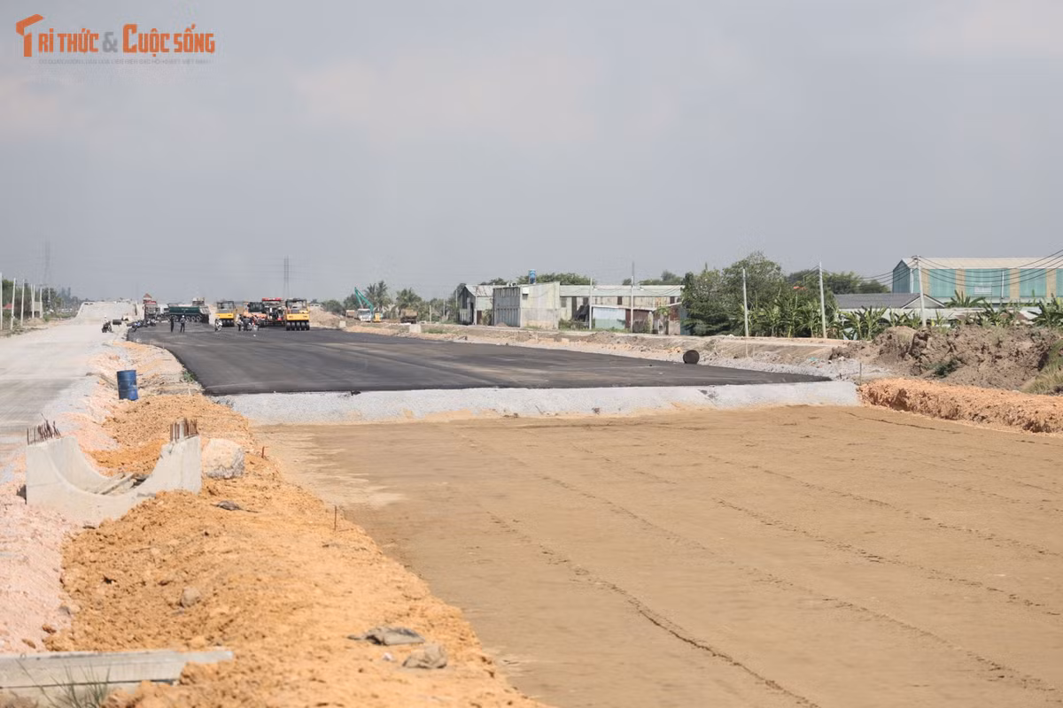 Trong khi đó, đơn vị tư vấn giám sát đánh giá với tiến độ hiện nay cùng điều kiện thời tiết thuận lợi, mục tiêu hoàn thành các đoạn tuyến chính và đường song hành trong thời gian tới là khả thi.