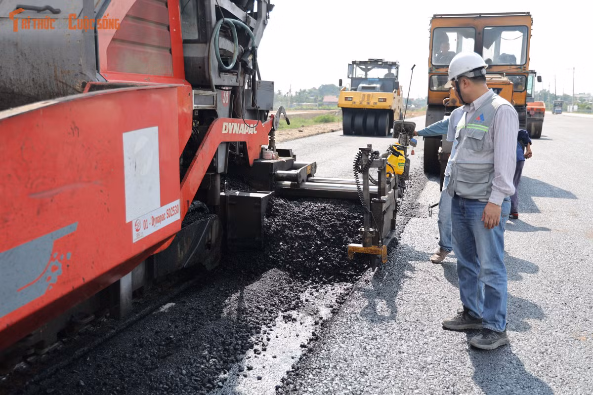 Để tháo gỡ khó khăn, chủ đầu tư đã chủ động làm việc với các đơn vị cung ứng vật liệu, đặc biệt là các mỏ đá, đồng thời kiến nghị cơ quan chức năng sớm cập nhật giá vật liệu và chỉ số giá xây dựng phù hợp với biến động thị trường nhằm hỗ trợ nhà thầu điều chỉnh chi phí.
