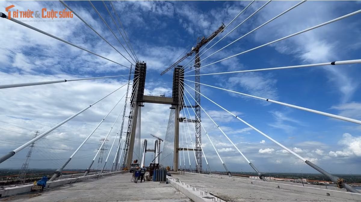 Sau khi hợp long, hàng trăm công nhân, kỹ sư cùng trang thiết bị máy móc ngày đêm bám trụ công trình cầu Phước Khánh để thi công những hạng mục cuối cùng đưa cây cầu này vào thông xe trong tháng 9/2026...