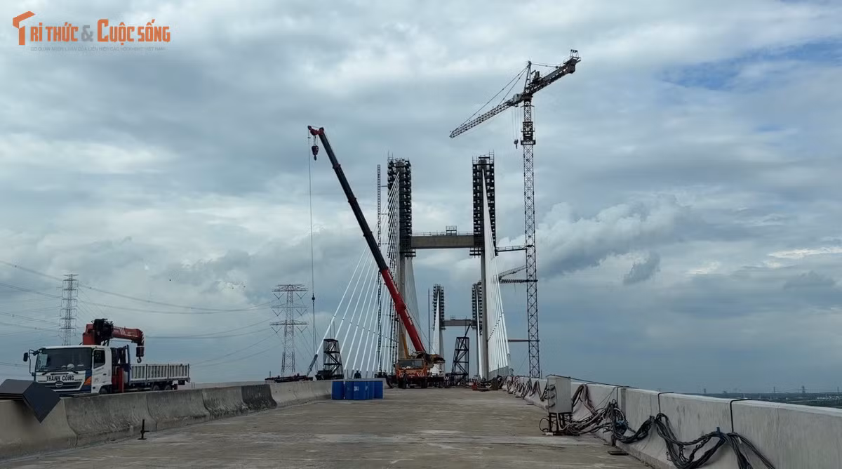 Từ tháng 3/2025, cầu Phước Khánh vượt qua những khó khăn về thủ tục và đã tái khởi công. Sau 15 tháng tái khởi công, cuối tháng 7/2026 cây cầu có độ tĩnh không lớn nhất Việt Nam này đã hợp long...