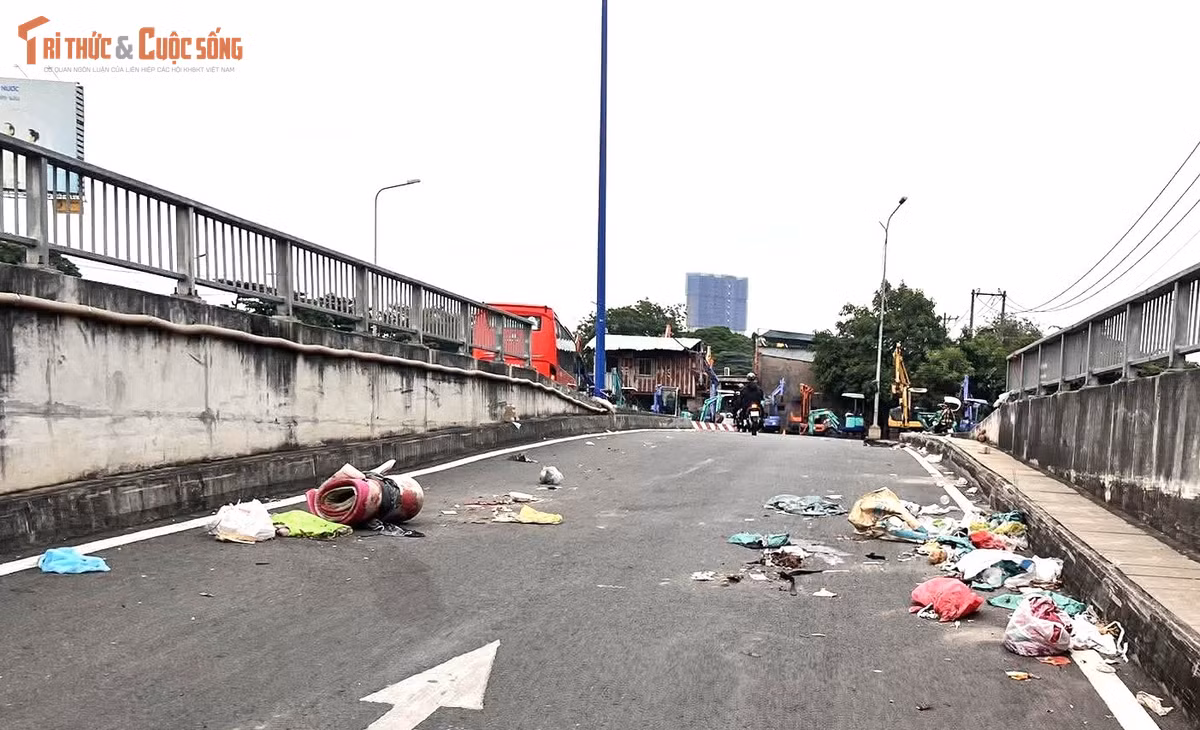Rác thải bủa vây trong hầm chui 75 tỷ đồng khiến nhiều người đi đường ngán ngẫm.