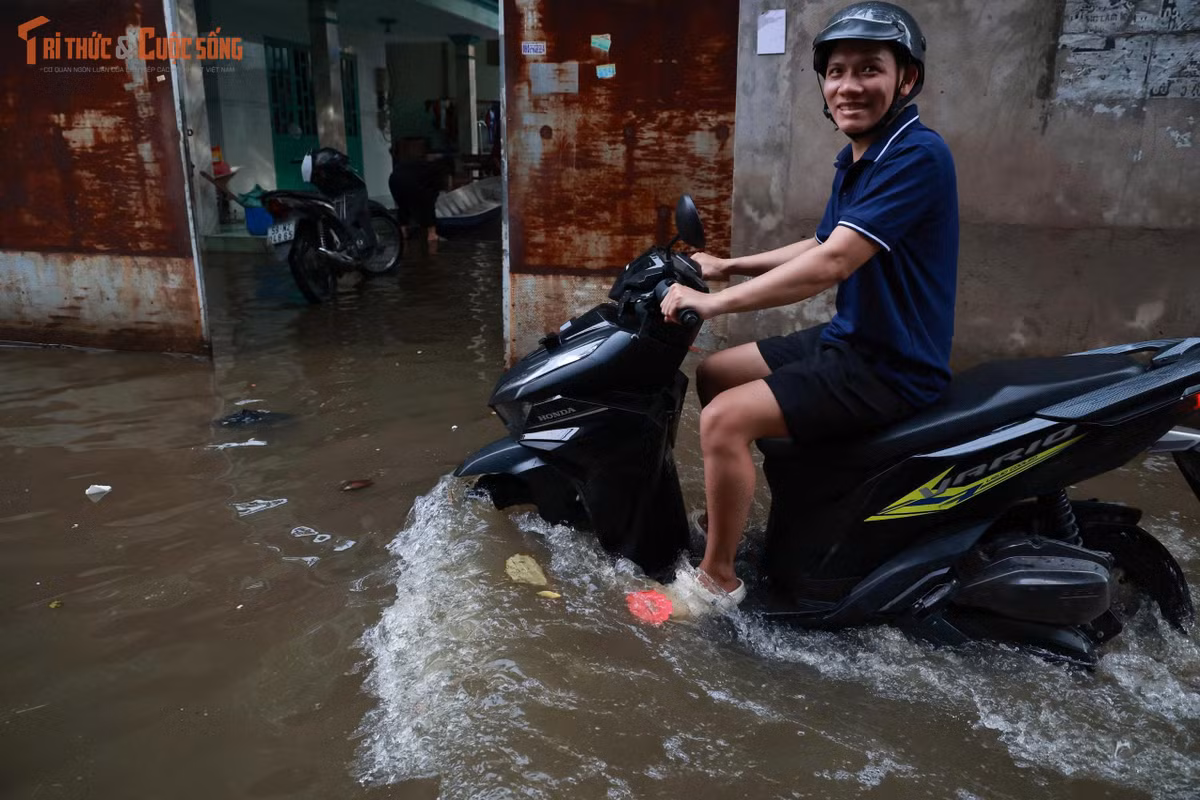 Người dân cho biết đây không phải tình trạng ngập thông thường. Những năm trước, khu vực chỉ ngập một đoạn nhỏ sau mưa lớn và nước thường rút trong thời gian ngắn.
