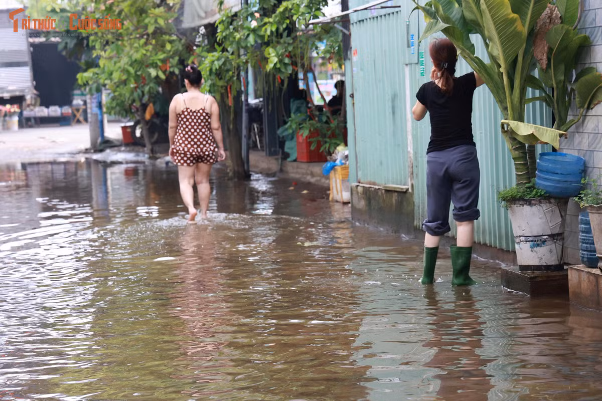 Sau hơn một tuần sống chung với nước ngập, điều người dân tại các hẻm 39 và 41 đường Công Nghệ Mới mong mỏi nhất lúc này là nước sớm được tiêu thoát, đồng thời có giải pháp khắc phục tình trạng ngập kéo dài để cuộc sống trở lại bình thường.