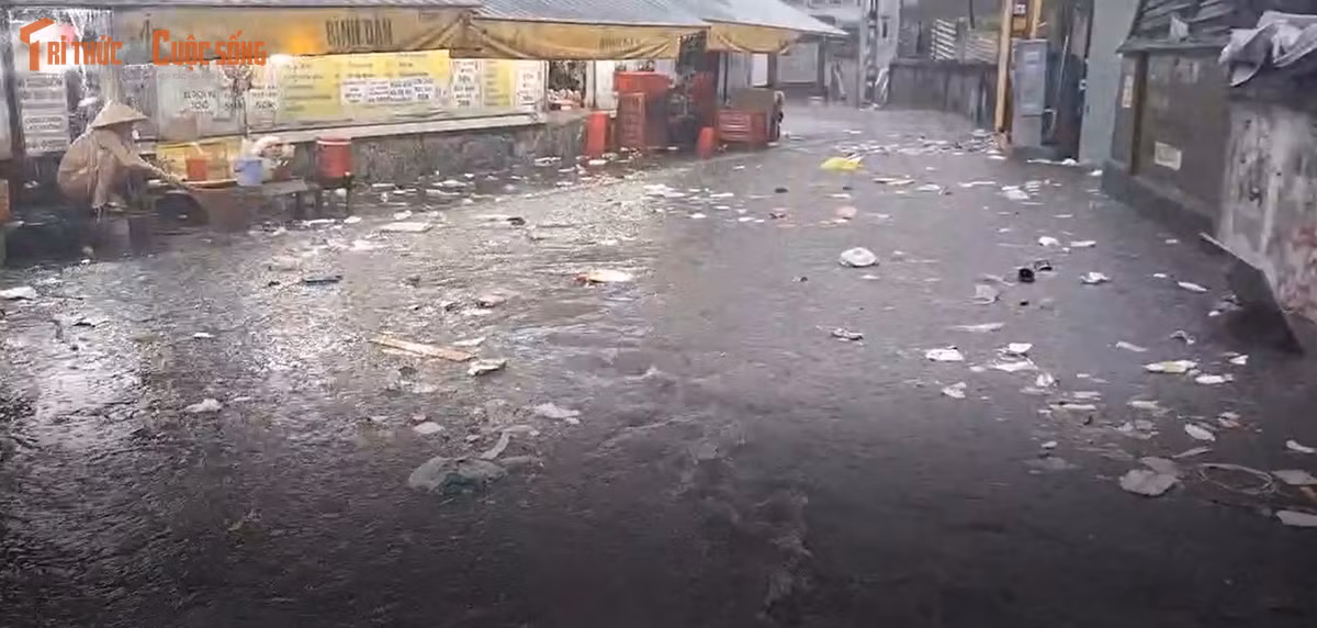Mưa cũng khiến rác thải nổi lềnh bềnh trên đường, bịt kín các miệng cống thoát nước gây tắc nghẽn dòng chảy.