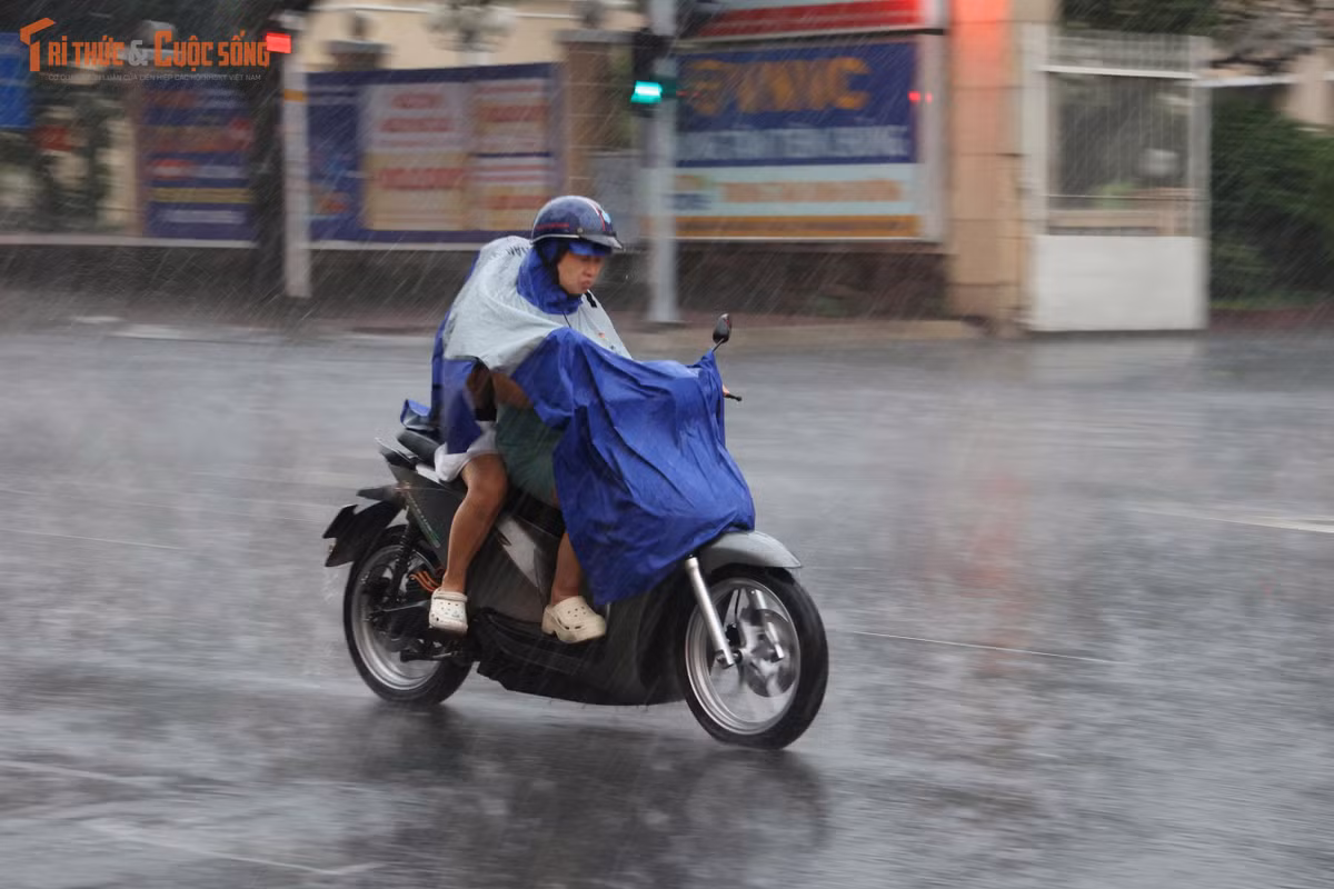 Mưa sau chuỗi ngày nắng nóng người dân được giải nhiệt, nhưng nhiều người cũng lo lắng kiểu thời tiết thay đổi này khiến trẻ em dễ bệnh.
