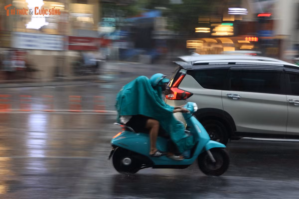 Sau những chuỗi ngày nắng nóng kéo dài, trận mưa “vàng” đã khiến cho TP HCM hạ nhiệt.