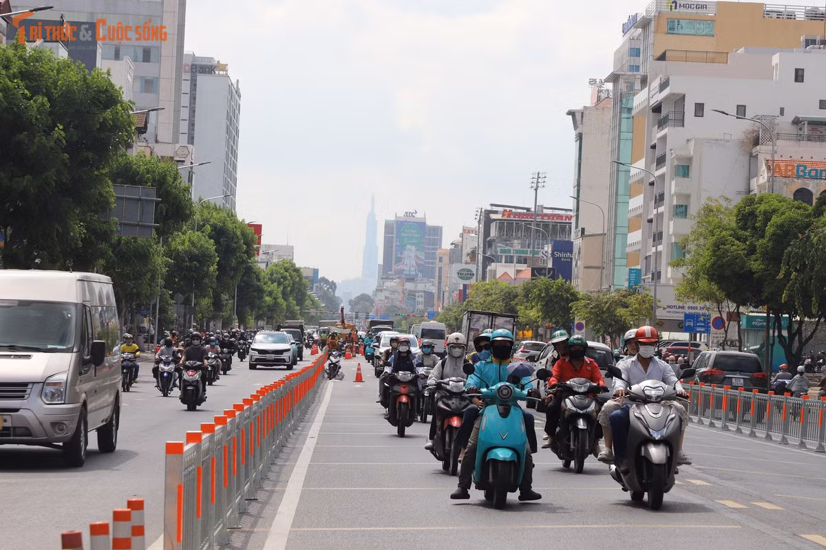 Vào giờ cao điểm chiều, kịch bản sẽ đảo ngược, dành 4 làn xe cho hướng từ trung tâm về đường Trường Chinh (ra ngã tư An Sương) để giảm tải áp lực giao thông giờ tan tầm.