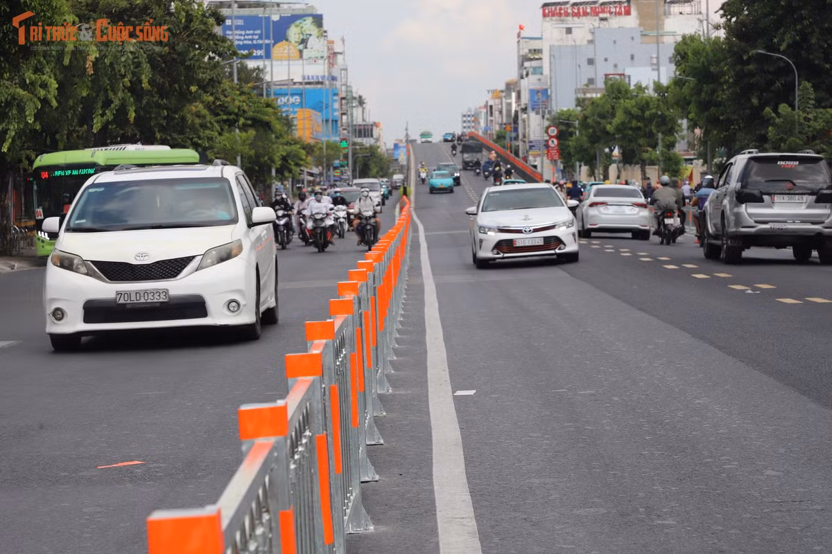 Đại diện Trung tâm Quản lý Giao thông và Hạ tầng kỹ thuật, Sở Xây dựng TP HCM cho biết, dự kiến trong sáng mai (14/5), toàn bộ việc lắp đặt hàng rào thép trên trục đường Cộng Hòa, đoạn từ nút giao đường Trường Chinh đến Út Tịch sẽ được hoàn tất.