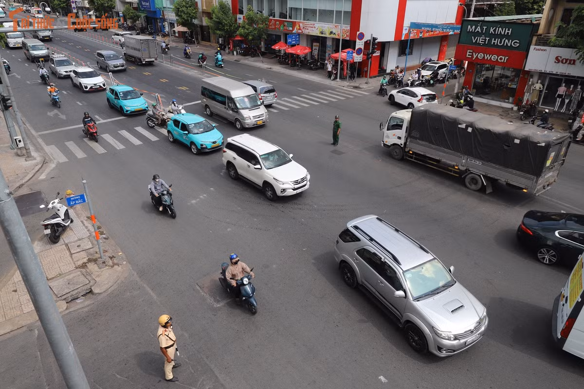 Theo đó, mặt cắt ngang đường Cộng Hòa với 6 làn xe được chia làm 3 phần đường riêng biệt bởi hai cặp vạch trắng nét liền. Từ 15/5, phần đường bên trong hai vạch kẻ liền nét màu trắng sẽ được tổ chức giao thông đảo chiều.