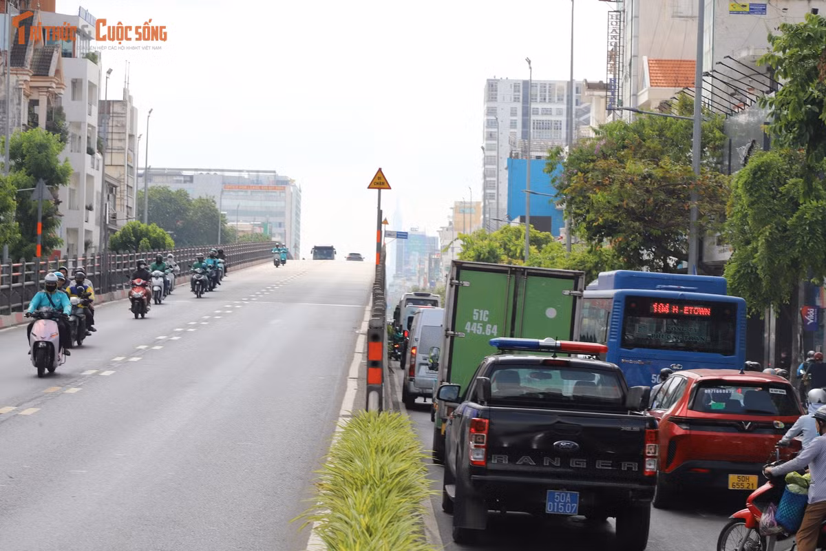 Ngoài giờ cao điểm, hai làn đường này được tổ chức lưu thông hai chiều bình thường.