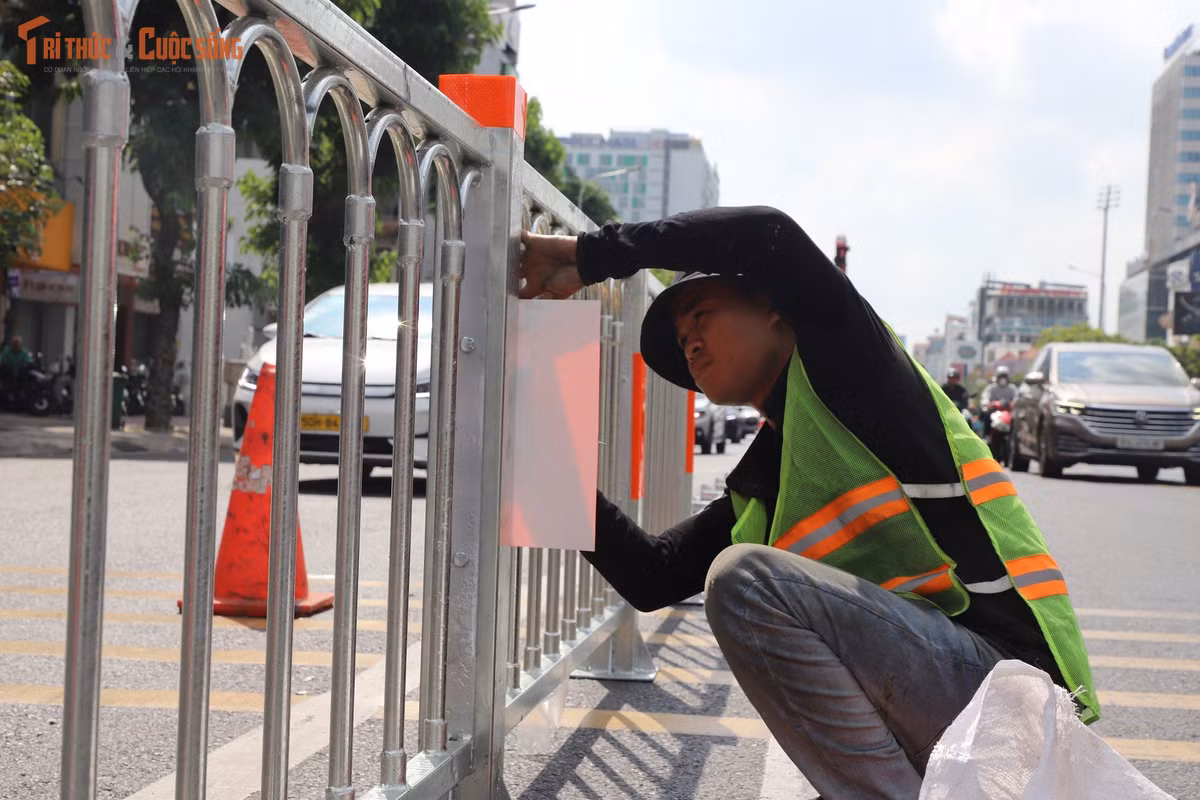 Ngày 13/5, ghi nhận trên trục đường Cộng Hòa, không khí thi công đang diễn ra vô cùng khẩn trương. Từng tốp công nhân hối hả vận chuyển, lắp đặt dải phân cách thép cố định dọc theo tim đường.