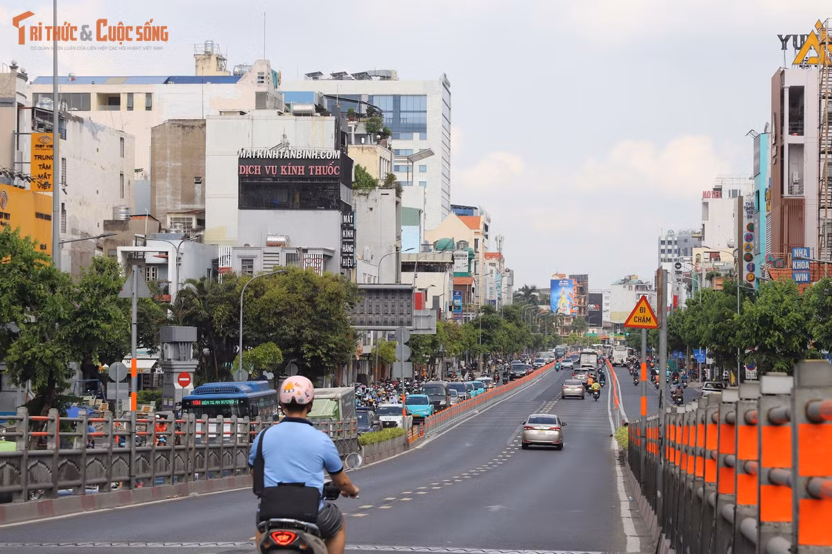 Giờ cao điểm sáng, “phần lõi” 2 làn giữa tim đường được ưu tiên cho hướng từ An Sương vào trung tâm, nâng lên 4 làn xe để phục vụ dòng phương tiện vào nội đô.