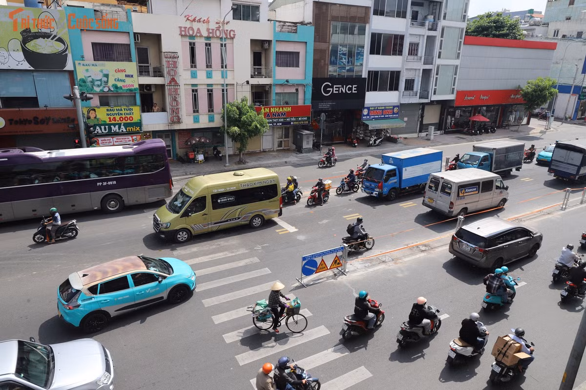 Cụ thể lộ trình như sau: Hai làn sát vỉa hè mỗi bên được giữ nguyên lưu thông một chiều cố định như hiện nay. Hai làn giữa tim đường sẽ tổ chức thành làn đảo chiều.