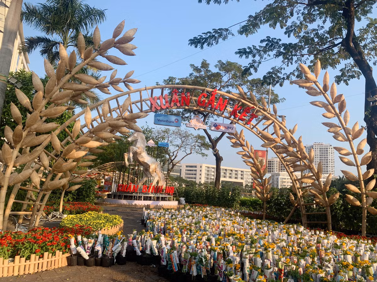 Đường hoa Phú Mỹ Hưng với chủ đề “Xuân gắn kết”, hướng đến ý nghĩa đoàn viên của mỗi gia đình, đồng thời mở rộng sang sự kết nối giữa các vùng miền và cộng đồng người Việt trong và ngoài nước.