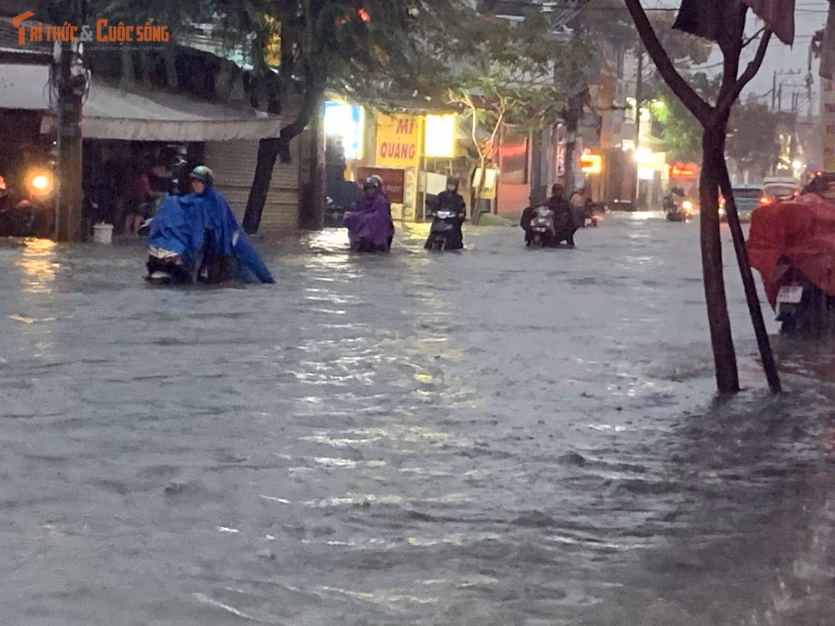 Nhiều đoạn nước ngập lút bánh xe máy khiến hàng trăm phương tiện chết máy.