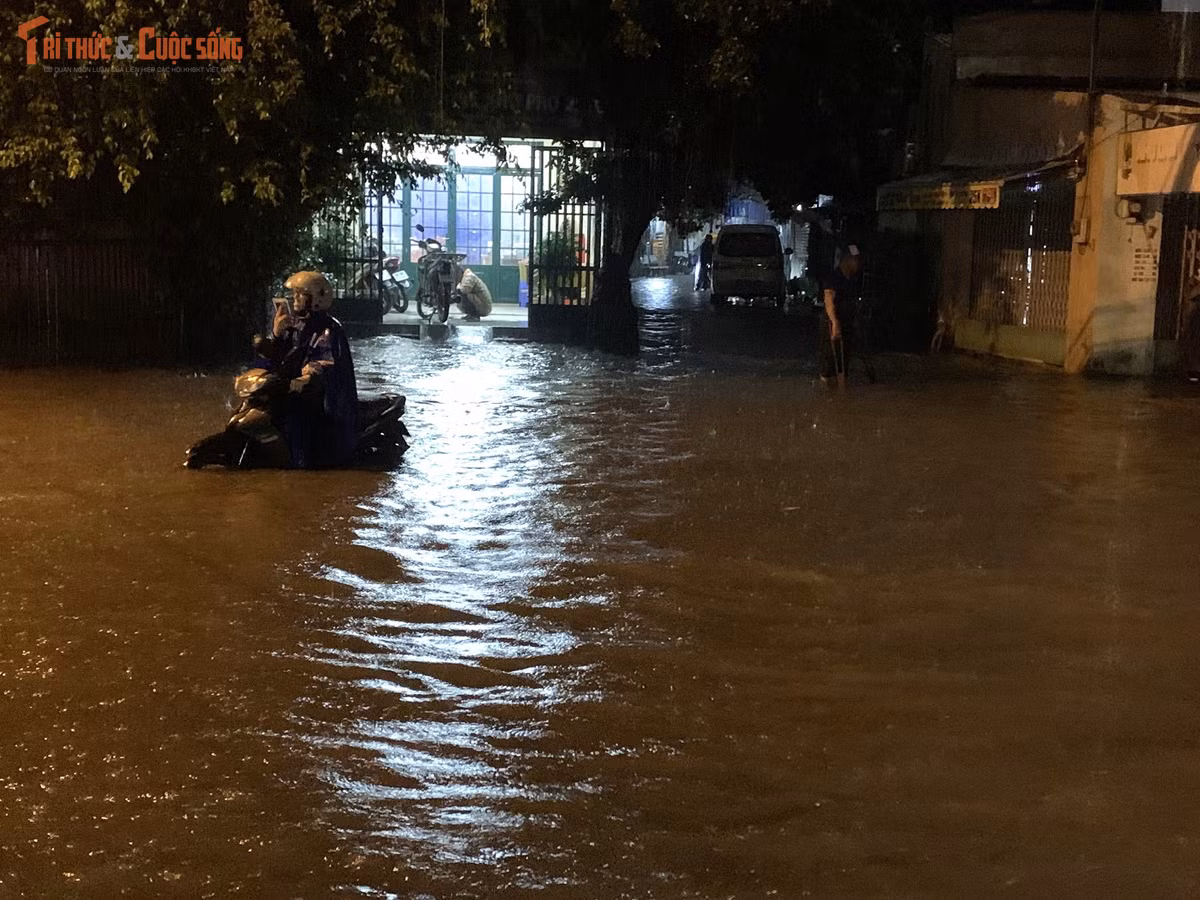 Nước ngập hơn nửa bánh xe máy...