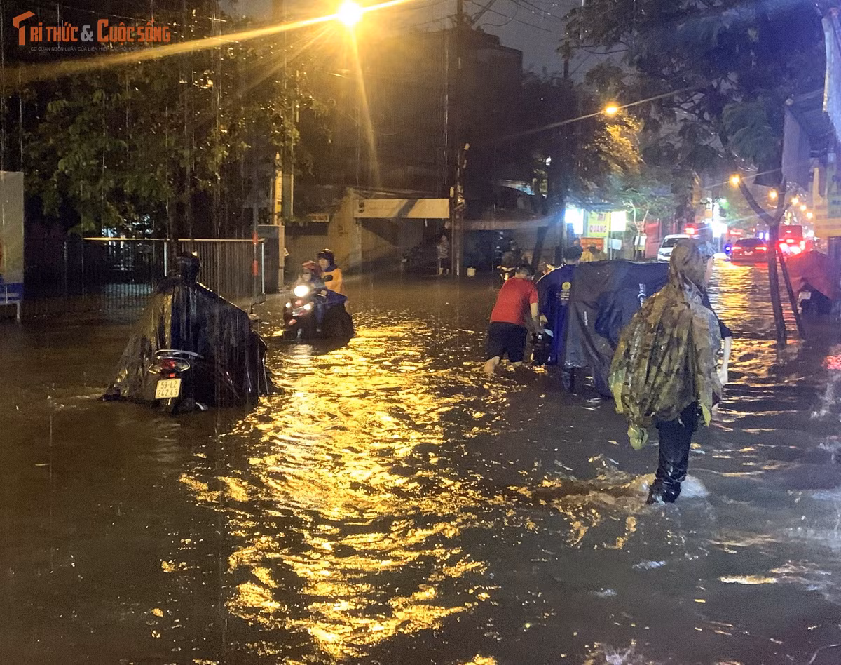 Đến 20h cùng ngày, nước trên đường Mã Lò vẫn còn ngập lênh láng.