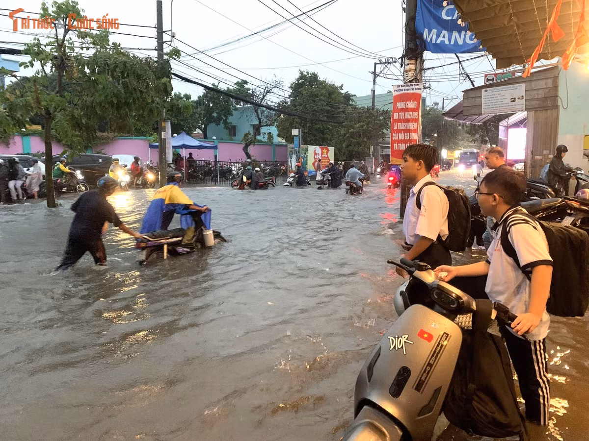 Người lao động, học sinh “bơi” trên đường về nhà.