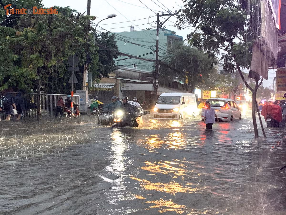 Sau cơn mưa 30 phút, đường Mã Lò (quận Bình Tân cũ) thuộc phường Bình Trị Đông mênh mông nước. Mưa ngập đường vào giờ tan tầm khiến nhiều học sinh không dám về nhà.