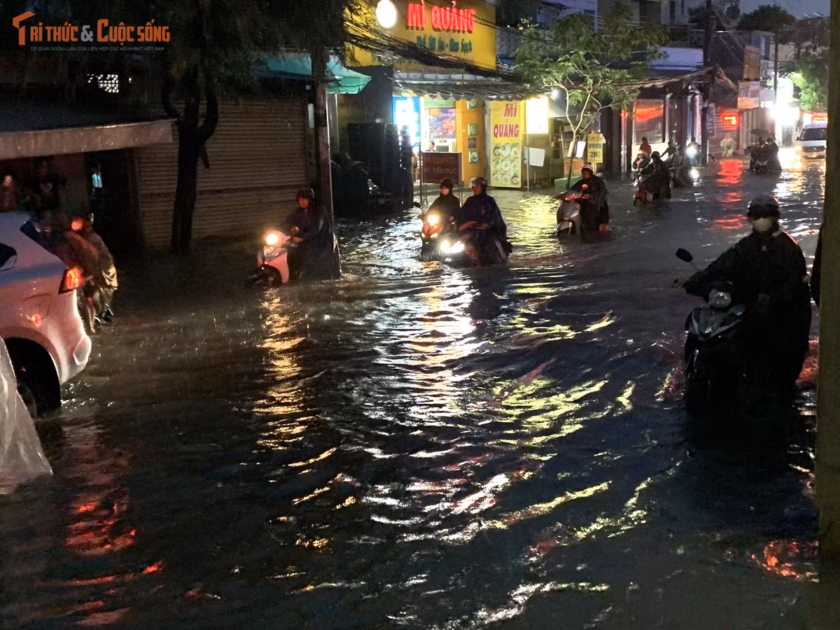 Biển nước mênh mông không thể biết được đâu là lề đường, đâu là mặt đường...