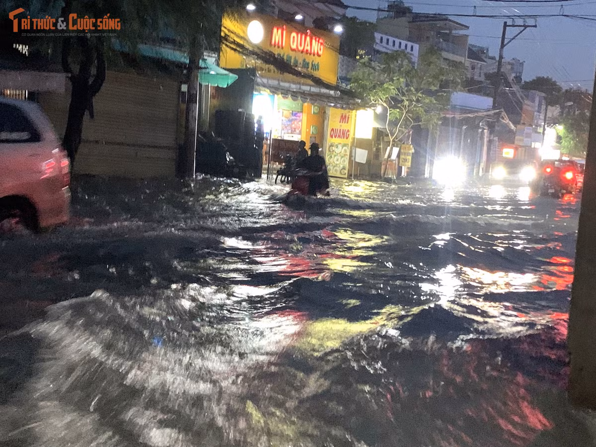 Mỗi khi có ô tô chạy qua, tạo thành sóng đánh nước văng tung tóe hai bên đường. Rất nhiều phụ nữ đẩy xe chết máy bị sóng nước đánh suýt ngã nhào khi ô tô chạy qua.