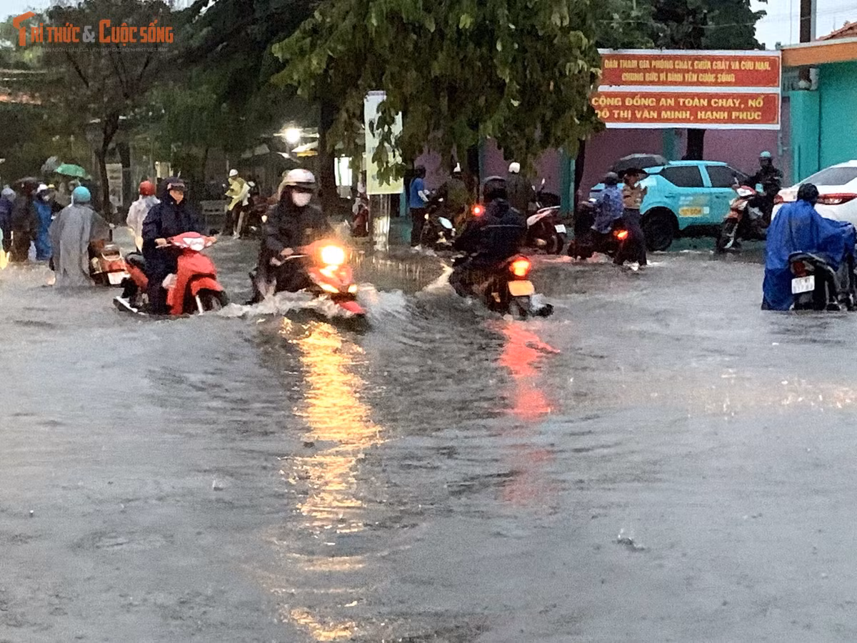 Chiều tối 22/9, cơn mưa lớn trút xuống nhiều khu vực ở TP HCM khiến nhiều tuyến đường ngập nặng, người dân đi lại gặp nhiều khó khăn.