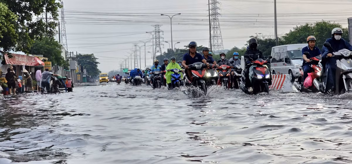 Chiều tối 6/3, cơn mưa lớn trái mùa kéo dài khoảng 30 phút đổ xuống TP HCM khiến nhiều tuyến đường bị ngập gây khó khăn cho việc lưu thông của người dân.