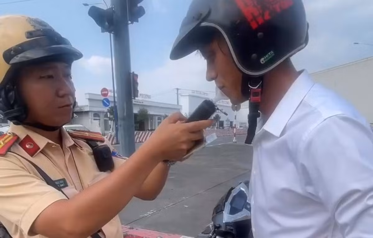 "Chỉ vài giờ tuần tra, các tổ CSGT thuộc Đội Rạch Chiếc đã phát hiện hàng chục người chạy xe máy vi phạm nồng độ cồn. Những người vi phạm không chỉ là nhân viên văn phòng, công nhân, lao động phổ thông mà còn có cả người chạy xe ôm...", chỉ huy Đội CSGT Rạch Chiếc cho biết.